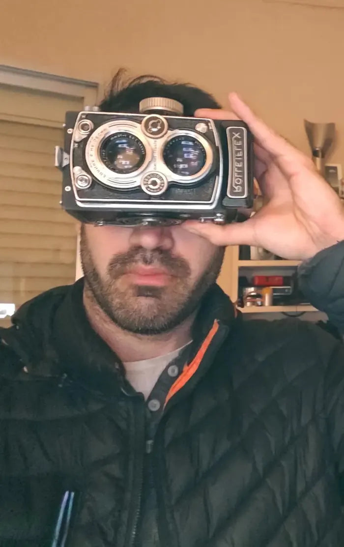 Pol, de OSCORP CAMERAS, mirando a través de una Rolleiflex
