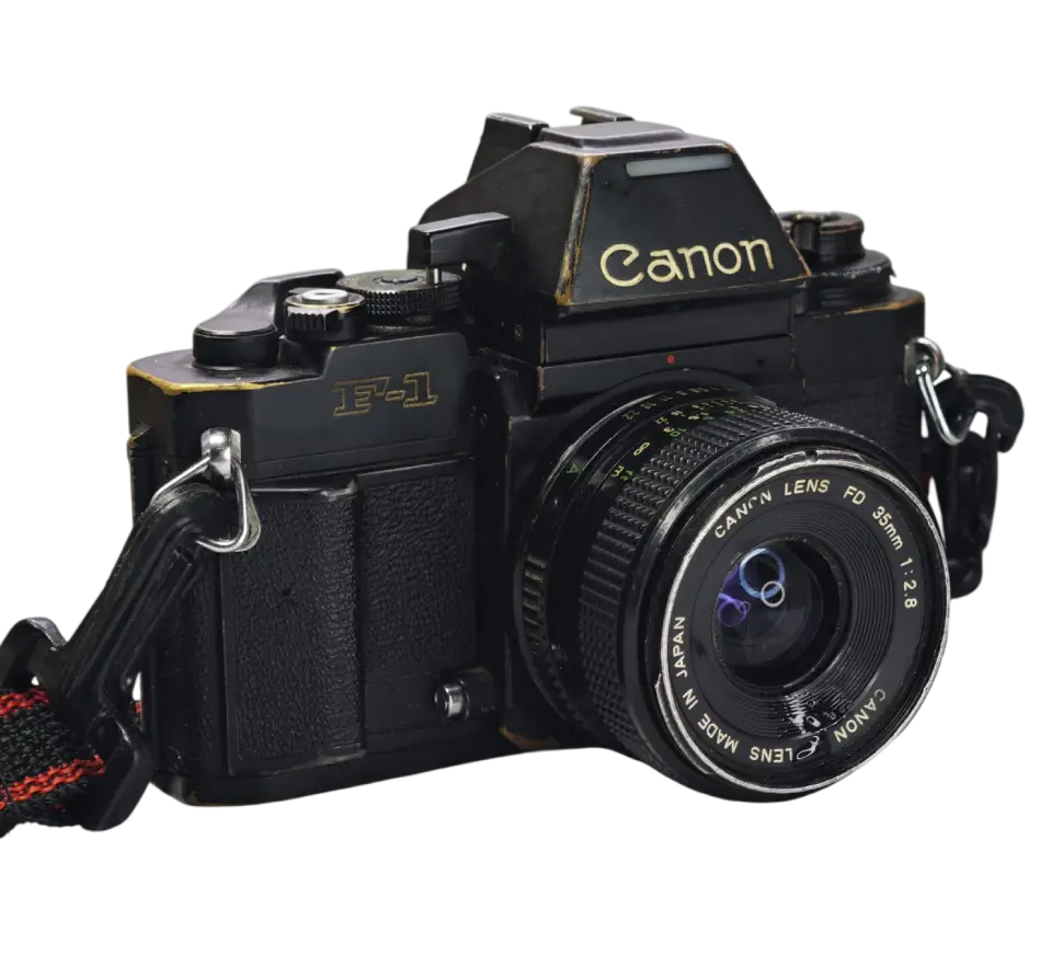 Canon F-1 negra con objetivo Canon FD 35 mm f/2.8, réflex analógica profesional de 35 mm con latón a la vista en las aristas
