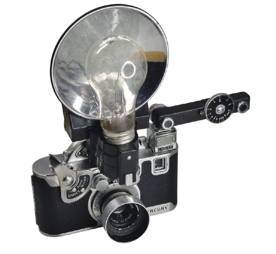 UniveX Mercury I Model CC (1938) — obturador rotativo y hot shoe pionera