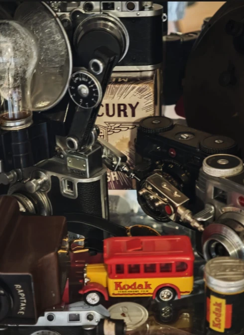 Estantería de la colección con telemétricas, flash de bulbo y memorabilia Kodak