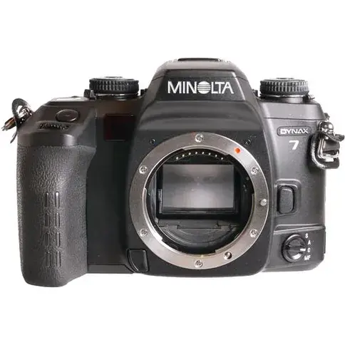 Camara reflex Minolta Dynax 7 sobre fondo blanco